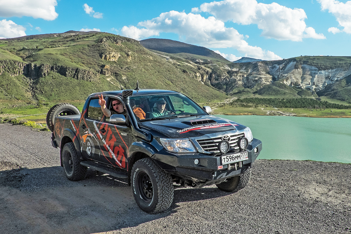 Бампер передний с площадкой под лебедку и доп. фарами Hilux VII рест 2012-2015