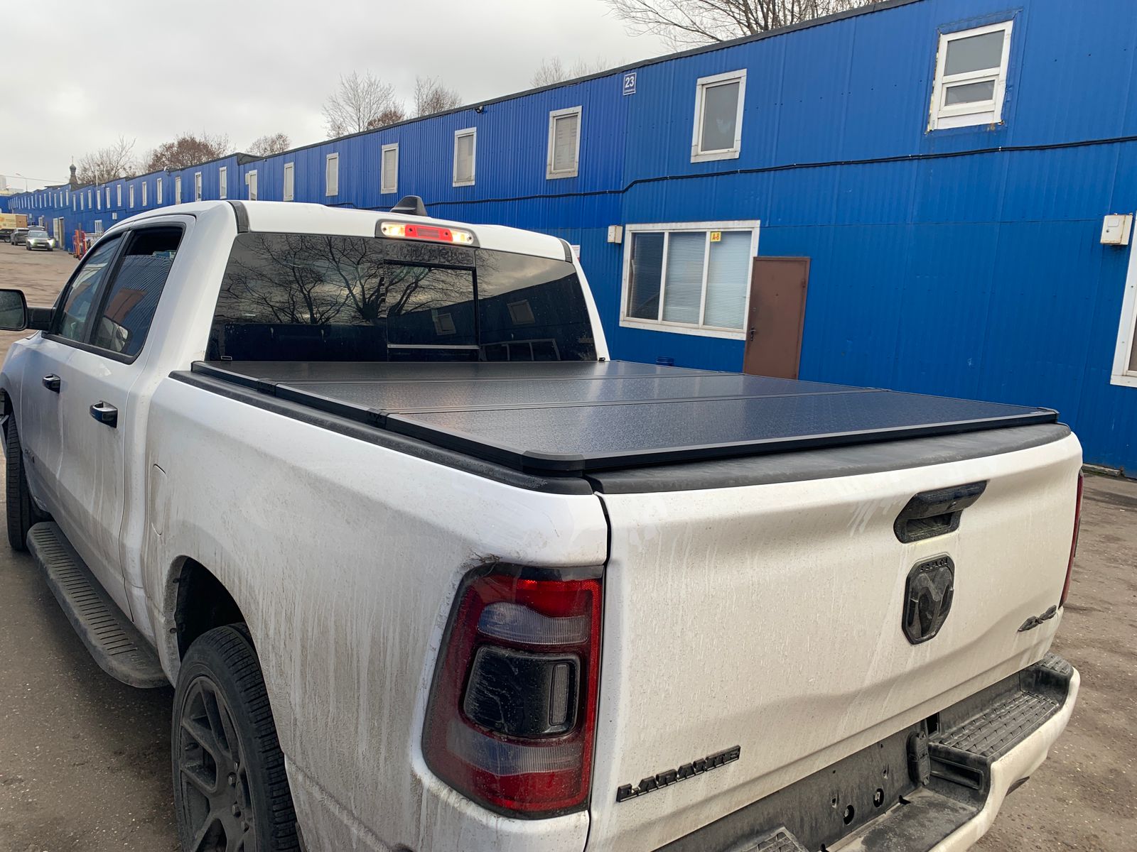 Жесткая трехсекционная крышка RAM 1500 2019- н.в. (5gen) 5,5ф - 167см