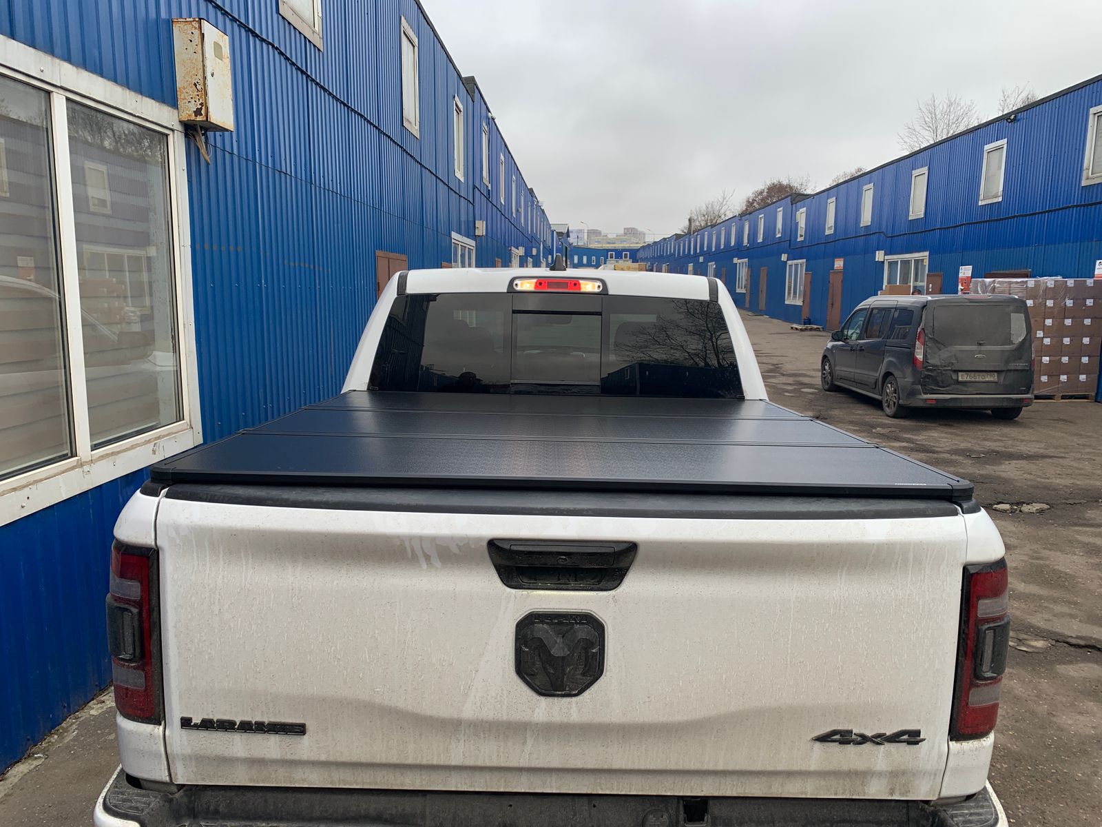 Жесткая трехсекционная крышка RAM 1500 2019- н.в. (5gen) 5,5ф - 167см