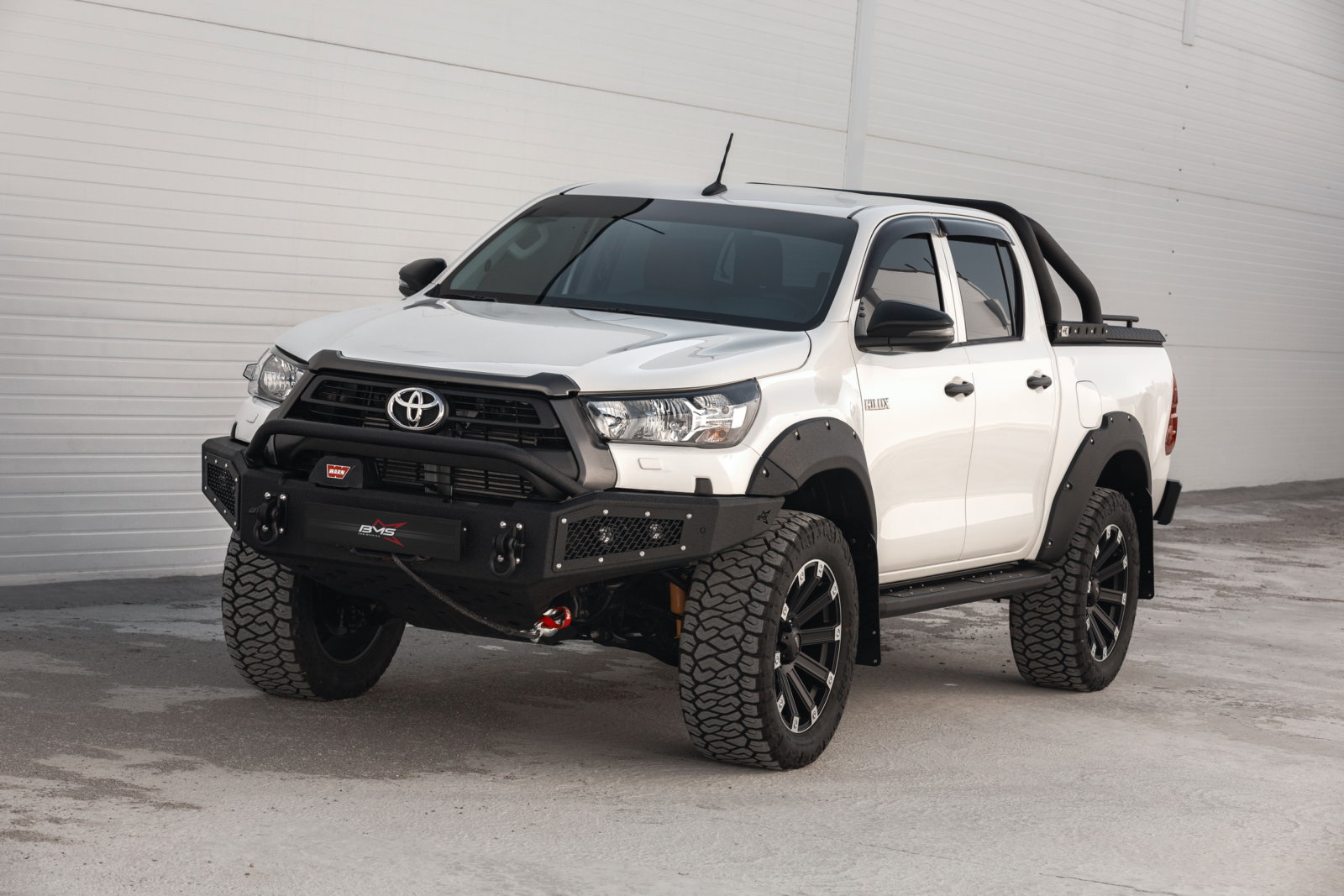 Бампер передний PRO-Line Hilux VIII 2020-2025